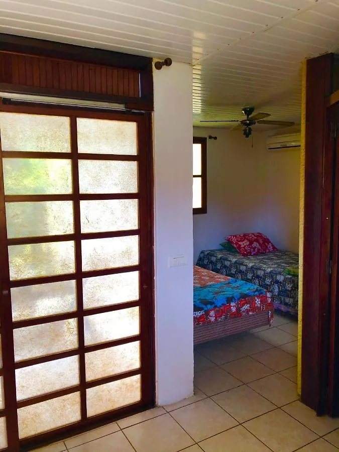 Haapiti Surf Lodge Guest house